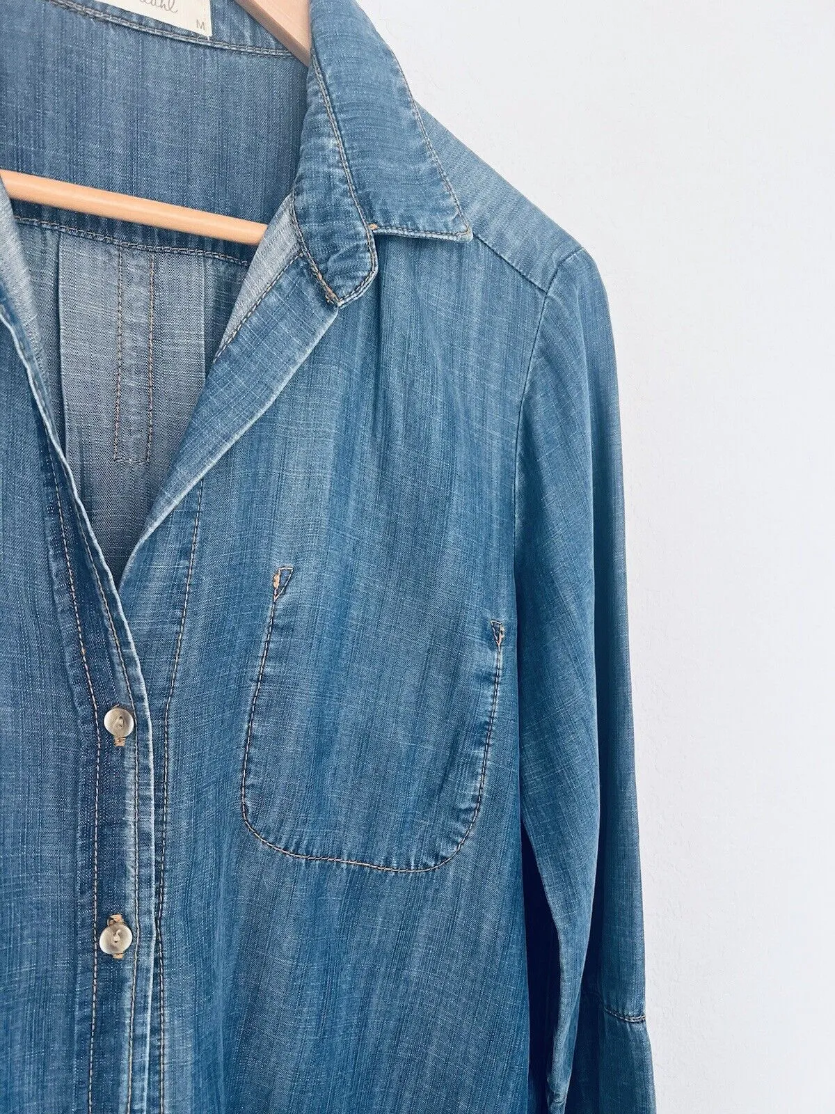 BELLA DAHL Womens Blue Chambray Shirt Sz M Inside Pocket Button Up Preppy Casual