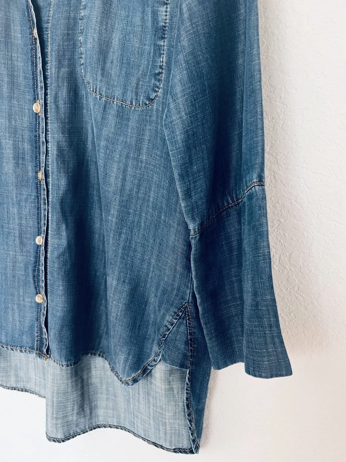 BELLA DAHL Womens Blue Chambray Shirt Sz M Inside Pocket Button Up Preppy Casual