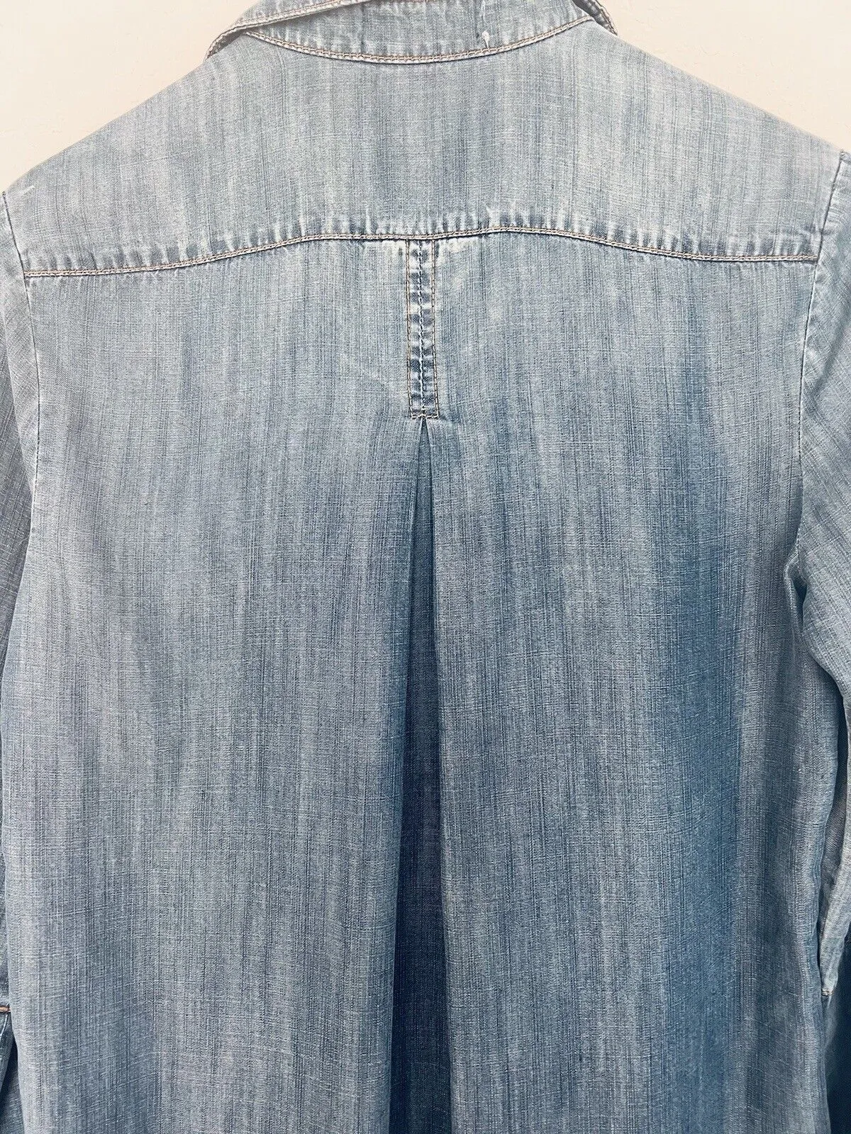 BELLA DAHL Womens Blue Chambray Shirt Sz M Inside Pocket Button Up Preppy Casual