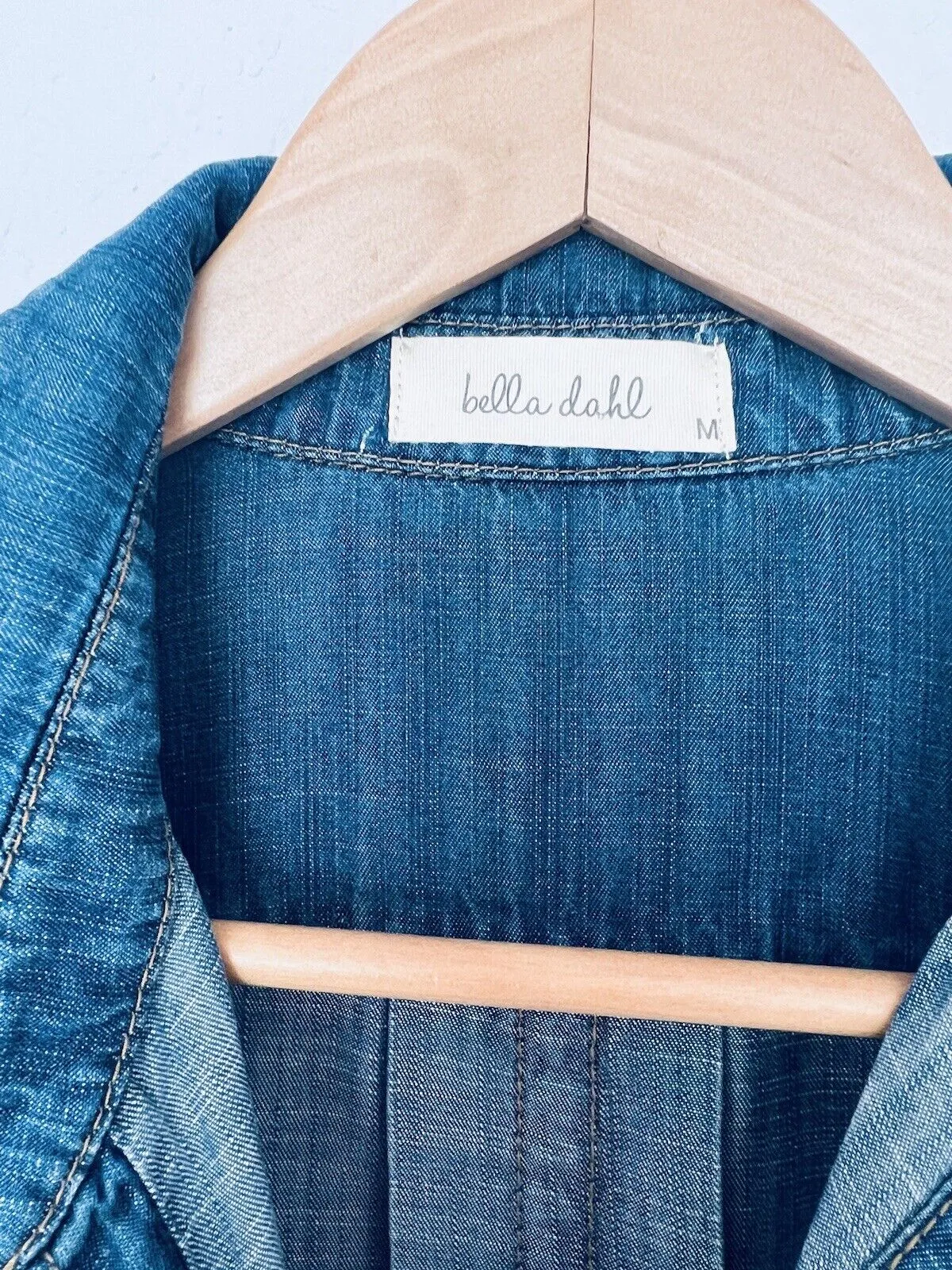 BELLA DAHL Womens Blue Chambray Shirt Sz M Inside Pocket Button Up Preppy Casual