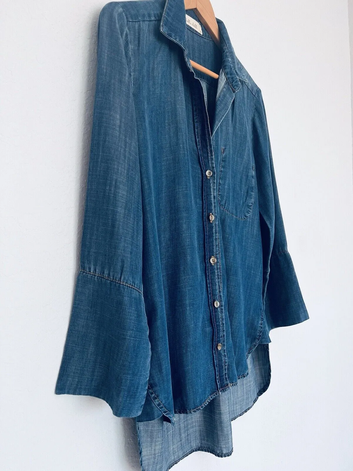 BELLA DAHL Womens Blue Chambray Shirt Sz M Inside Pocket Button Up Preppy Casual