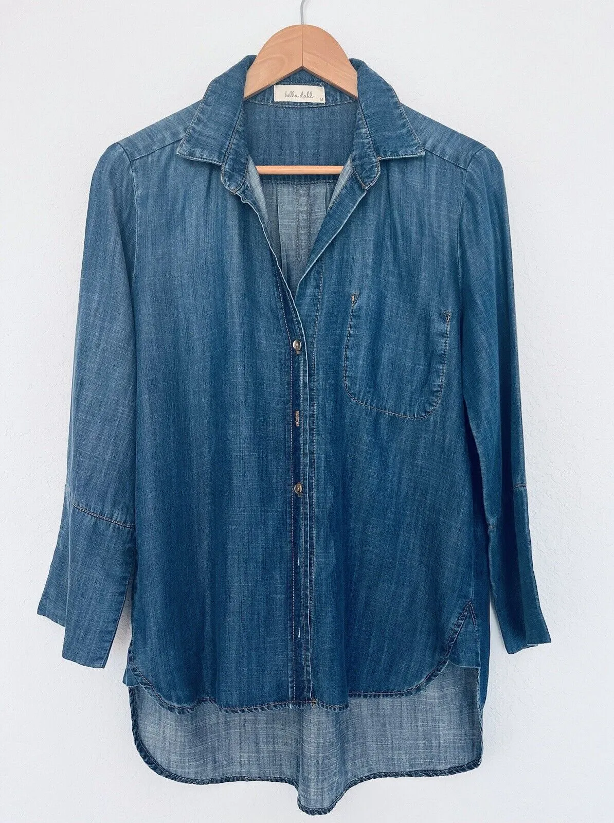 BELLA DAHL Womens Blue Chambray Shirt Sz M Inside Pocket Button Up Preppy Casual