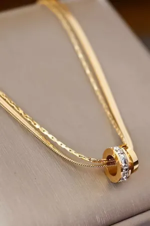 Double Chain Necklace With Embellishments In Gold